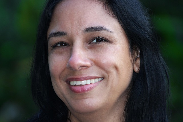 persona escribiendo mensaje de contacto en su computador en Santiago