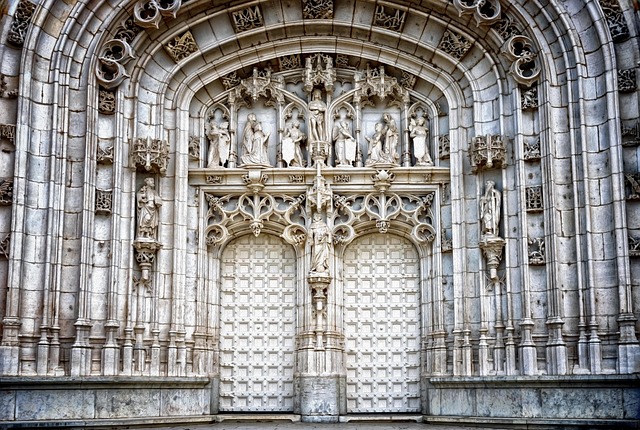 persona escribiendo plan en cuaderno en una cafetería en Santiago